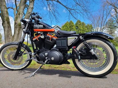 1987 Sportster 1100 30th Anniversary — Side profile outdoor view